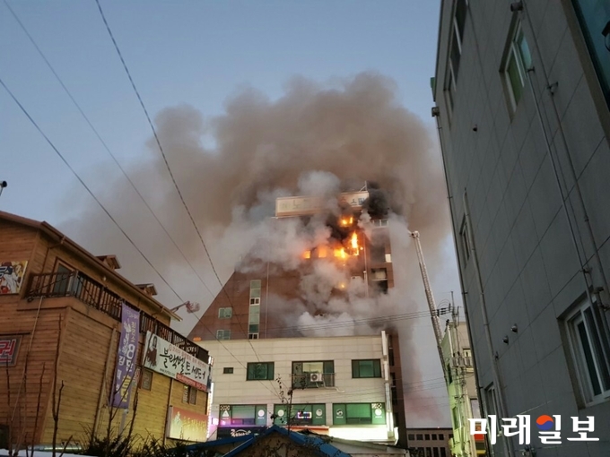 지난 21일 충북 제천시 하송동의 한 스포츠센터에서 발생한 대형 화재로 인한 사망자는 22일 오전 6시 기준으로 현재까지 29명으로 집계됐다. 이 중 20명의 시신이 이 건물 2층 여성 사우나 시설에서 수습됐다./사진=인터넷언론인연대