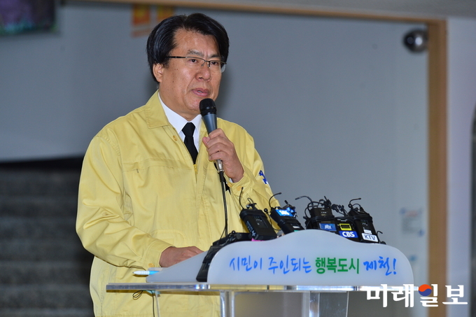 이근규 제천시장이 22일 오전 충북 제천시청에서 지난 21일 발생한 스포츠센터 화재 관련 브리핑을 하고 있다. 이번 화재로 29명이 사망하고 29명이 부상 당했다./사진=제천시 홍보실 제공