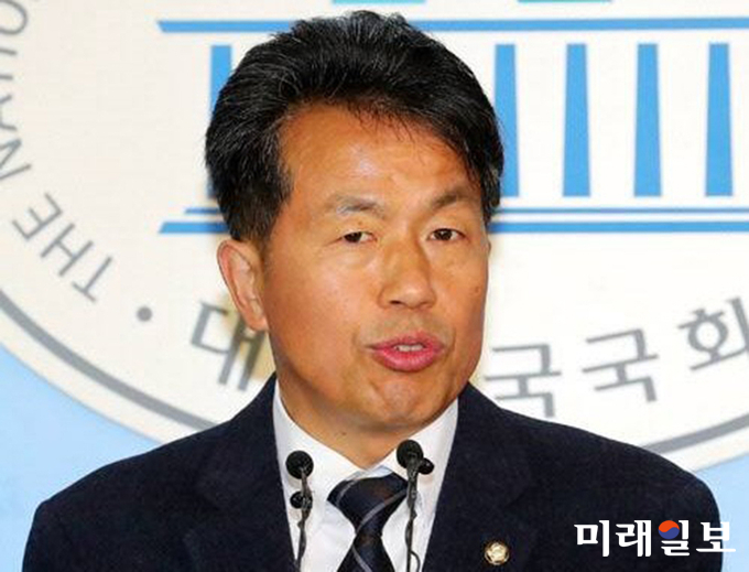 22일 오후 서울 여의도 국회 정론관에서 윤종오 민중당 의원이 기자회견을 열고 있다. 윤 의원은 이날 대법에 의해 유사 선거사무실 운영, 사전 선거운동 등 공직선거법 위반 혐의로 벌금 300만원을 선고한 원심 판결을 확정 받아 의원직을 상실했다./사진=민중당 제공