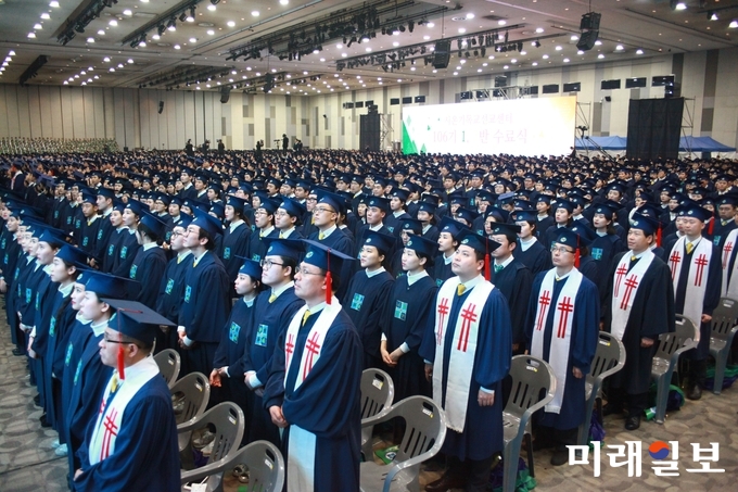 24일 오후 경기도 일산에서 올해 마지막 시온기독교선교센터 수료식이 열리는 가운데 3,520명의 수료생들이 수료식에 참석하고 있다./사진=장건섭 기자