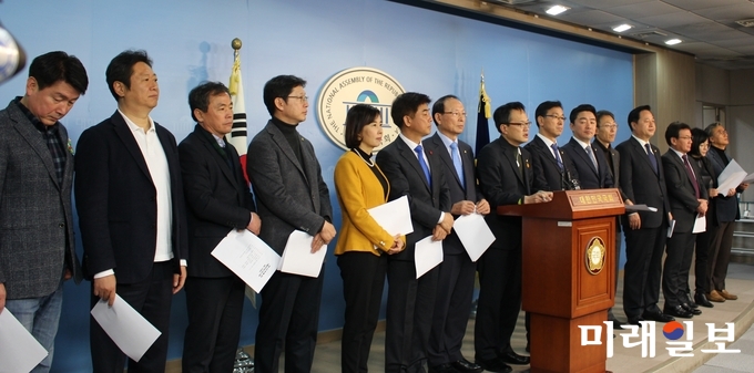 더불어민주당 초선의원들이 26일 오전 국회 정론관에서 공동 기자회견을 열고 개헌 논의를 촉구하고 있다. /사진=김정현 기자