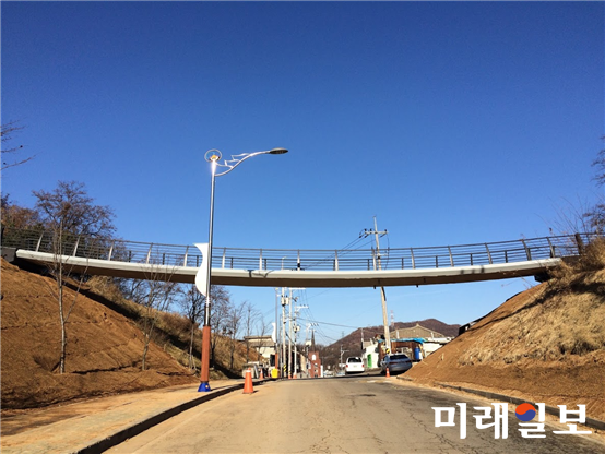 인천시 인천대공원사업소는 착공 6개월만에 원적산~장수산을 잇는 연결다리를 완공했다./사진=인천대공원사업소 제공
