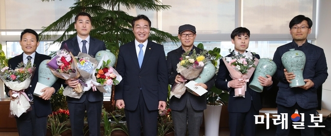 2017년 ‘전라남도 으뜸장인상’으로 선발된 수상자들 (왼쪽부터 LG화학㈜ 박성규 과장, 현대삼호중공업㈜ 최광민 직장, 우기종 정무부지사, 한국바스프㈜ 유영화 선임, 경향산업(유) 김완수 차장, 경신스틸㈜ 최완식 차장) / 사진=전남도 제공