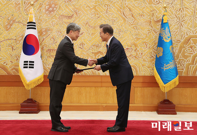 문재인 대통령이 2일 신임 최재형 감사원장에게 임명장을 수여하고 있다./사진=청와대 제공