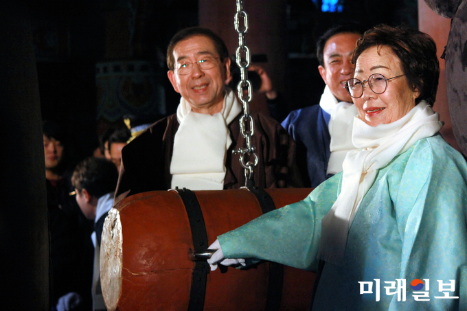 2018년 무술년(戊戌年)의 첫째날인 1일 새벽 서울 종로구 보신각에서 열린 '2018 제야의 종 타종행사'에서 박원순 서울시장과 양준욱 서울시의회의장, 일본군 위안부 피해 실상을 전 세계에 알린 이용수 할머니(89세)가 첫 타종을 하고 있다./사진=장건섭 기자