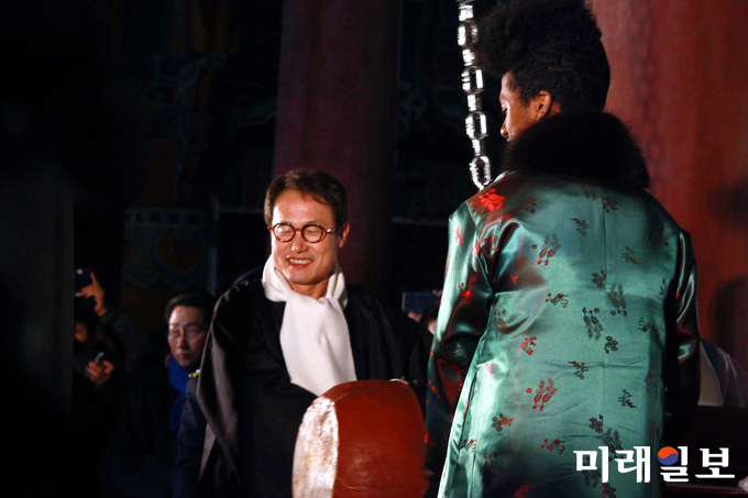 2018년 첫날인 1일 새벽 서울 보신각에서 열린 '제야의 종' 타종행사에서 조희연 서울시교육감과 패션계 기대주로 우뚝선 모델 한현민 군이 타종을 하고 있다./사진=장건섭 기자