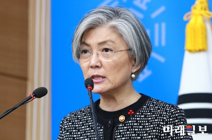 강경화 외교부 장관이 지난해 12월 27일 오후 서울 종로구 외교부 청사에서 '한일 일본군위안부 피해자 문제 합의 검토 TF(태스크포스)'의 검토 결과 발표를 앞두고 발언하고 있다. 강 장관은 "정부는 TF 결과 보고서를 토대로 '피해자 중심 접근'에 충실하게 피해자 관련 단체 및 전문가 의견을 겸허히 수렴해 나가고자 한다"며 "아울러 한일관계에 미칠 영향도 감안하면서 위안부 합의에 대한 정부 입장을 신중히 수립해 나가고자 한다"고 설명했다./사진=장건섭 기자