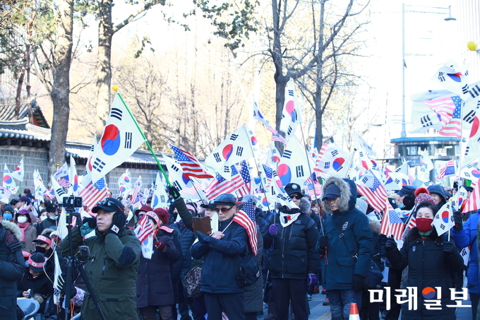 2018년 새해 첫 주말인 6일 오후 서울 중구 대한문 앞에서 열린 태극기 시민혁명 국민운동본부 주최 '태극기 혁명 국민대회'에서 참가자들이 태극기와 성조기를 흔들며 박근혜 전 대통령 석방을 촉구하는 구호를 외치고 있다.(사진은 해당 기사와 관련이 없음)./사진=장건섭 기자