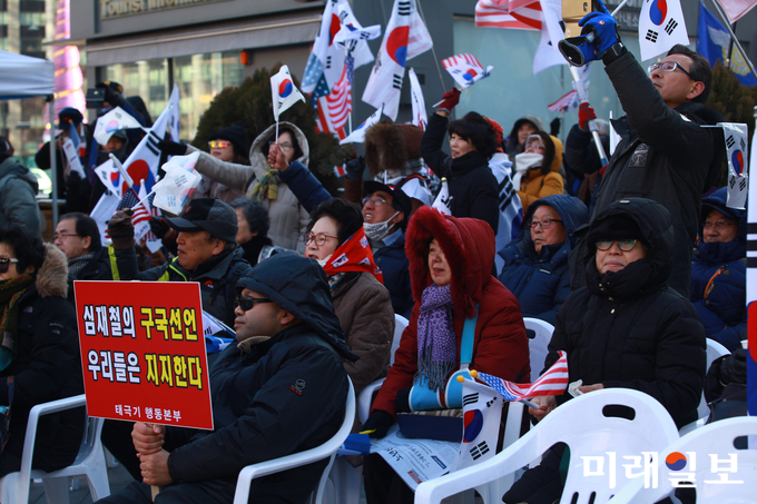 2018년 새해 첫 주말인 6일 오후 서울 종로구 동화면세점 앞에서 태극기행동본부 관계자 및 시민들이 문재인 정부 규탄 집회를 하고 있다.(사진은 해당 기사와 관련이 없음)./사진=장건섭 기자