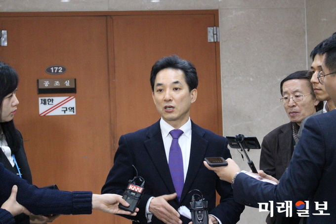 박민식 전 의원이 8일 홍준표 대표의 '대구 북구을 당협위원장' 응모에 대해 지원 철회를 촉구 기자회견을 한 뒤 기자들과 일문일답을 하고 있다. /사진=김정현 기자