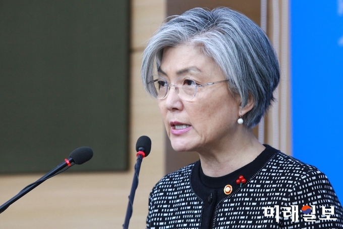 강경화 외교부 장관이 지난해 12월 27일 오후 서울 종로구 외교부 청사에서 '한일 일본군위안부 피해자 문제 합의 검토 TF(태스크포스)'의 검토 결과 발표를 앞두고 발언하고 있다. 강 장관은 "정부는 TF 결과 보고서를 토대로 '피해자 중심 접근'에 충실하게 피해자 관련 단체 및 전문가 의견을 겸허히 수렴해 나가고자 한다"며 "아울러 한일관계에 미칠 영향도 감안하면서 위안부 합의에 대한 정부 입장을 신중히 수립해 나가고자 한다"고 설명했다./사진=장건섭 기자
