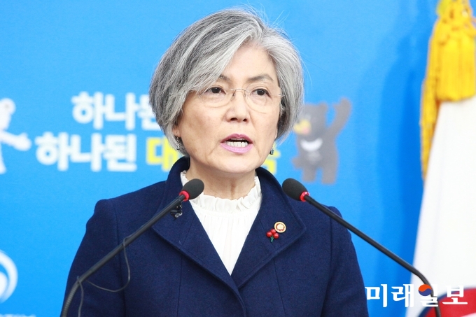 강경화 외교부 장관이 9일 서울 도렴동 외교부 청사 브리핑실에서 한일 위안부합의 처리 방향과 관련한 정부의 공식 입장을 발표하고 있다./사진=장건섭 기자