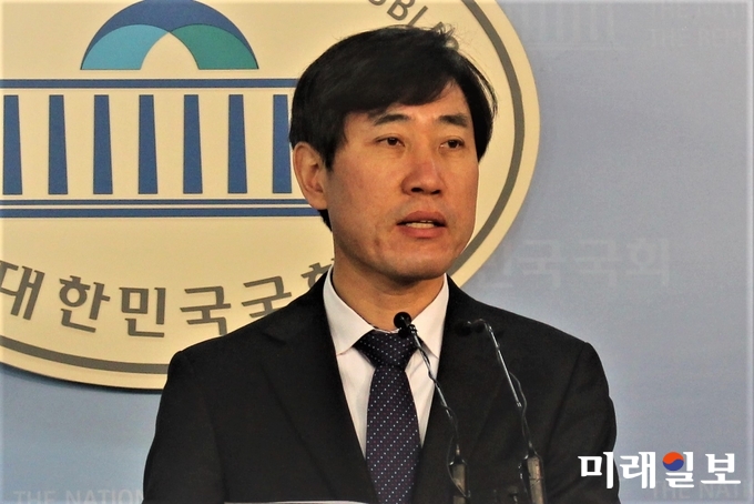 하태경 바른정당 의원이 11일 오전 국회 정론관에서 ‘5•18 종북몰이 진상규명법’ 발의에 대해 그 배경을 설명하고 있다./사진=김정현 기자