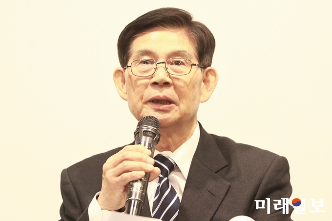 정호영 전 'BBK 의혹사건' 특별검사가 14일 오후 서울 서초구 한 아파트 상가 5층 회의실에서 해명 기자회견을 하고 있다. 정 전 특검은 앞서 이명박 전 대통령이 실소유주로 의심받는 자동차 부품회사 다스의 ‘120억원 횡령’ 정황을 파악하고도 제대로 후속 수사하지 않았다는 이유로 검찰에 고발됐다./사진=장건섭 기자