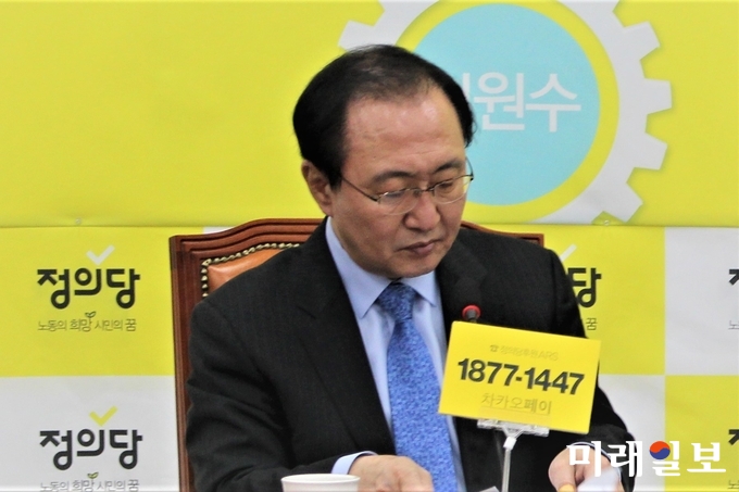 노회찬 정의당 원내대표가 15일 오전 국회에서 열린 상무위원회에 참석, 발언을 경청하고 있다./사진=김정현 기자