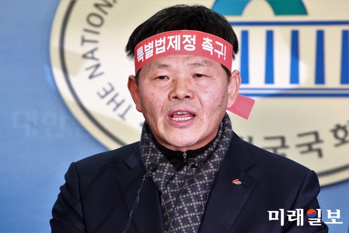 문정진 축산관련단체협의회 회장이 15일 오전 서울 여의도 국회 정론관에서 무허가 축사 적법화 기한 연장과 관련 특별법 제정을 촉구하는 기자회견에서 발언하고 있다./사진=장건섭 기자