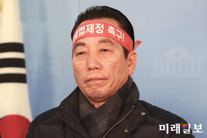 이승호 한국낙농육우협회 회장이 15일 오전 서울 여의도 국회 정론관에서 무허가 축사 적법화 기한 연장과 관련 특별법 제정을 촉구하는 기자회견에 참석하고 있다./사진=장건섭 기자