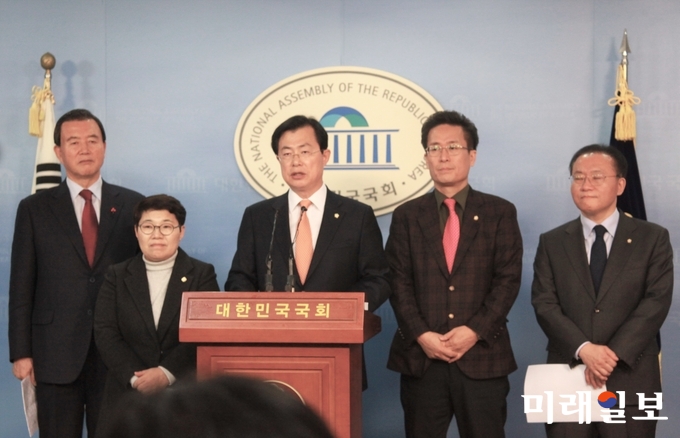 국회 농림축산식품해양수산위원회 자유한국당 간사인 이만희 의원(가운데) 등 자유한국당 소속 의원들이 15일 오전 서울 여의도 국회 정론관에서 무허가 축사 적법화 3년 유예와 관련 기자회견을 열고 있다. 외쪽부터 홍문표 국회 농해수위원, 임이자 국회 환노위 간사, 이만희 국회 농해수위 간사, 함진규 정책의장, 윤재옥 원내수석./사진=장건섭 기자