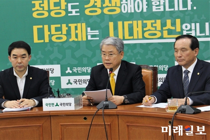 김동철 국민의당 원내대표(가운데)가 16일 오후 기자간담회를 갖고 2월 임시국회에서 처리할 중점법안에 대해서 말하고 있다./사진=김정현 기자
