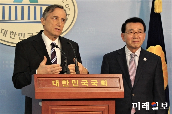 스티븐 린튼 유진벨재단 회장이 17일 오전 서울 여의도 국회 정론관에서 북한 내 결핵 사업 확장 관련 성명서를 발표하고 있다. 왼쪽부터 린튼 회장, 심재권 더불어민주당 의원./사진=김정현 기자