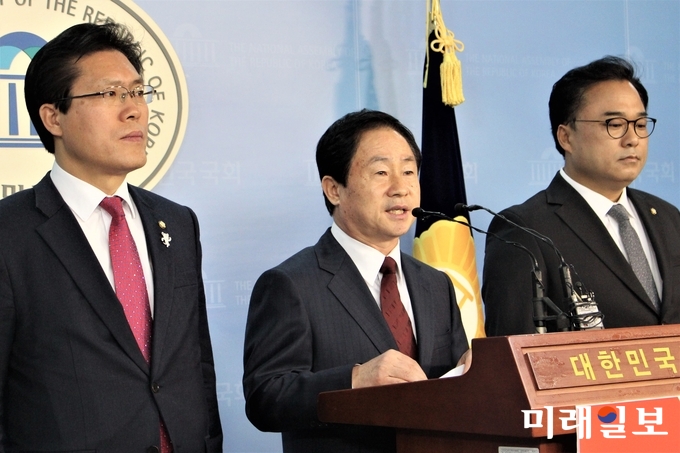 자유한국당 송석준(왼쪽부터), 주광덕, 권석창 의원이 17일 오전 서울 여의도 국회 정론관에서 제천화재 참사 관련 기자회견을 하고 있다. /사진=김정현 기자