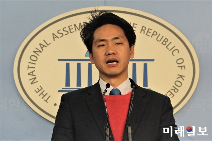 이종철 바른정당 대변인이 19일 오후 국회 정론관에서 브리핑을 통해 여자 아이스하키의 남북단일팀 논란과 관련, “우리 팀을 더 이상 모욕하지 말라”고 말하고 있다./김정현 기자