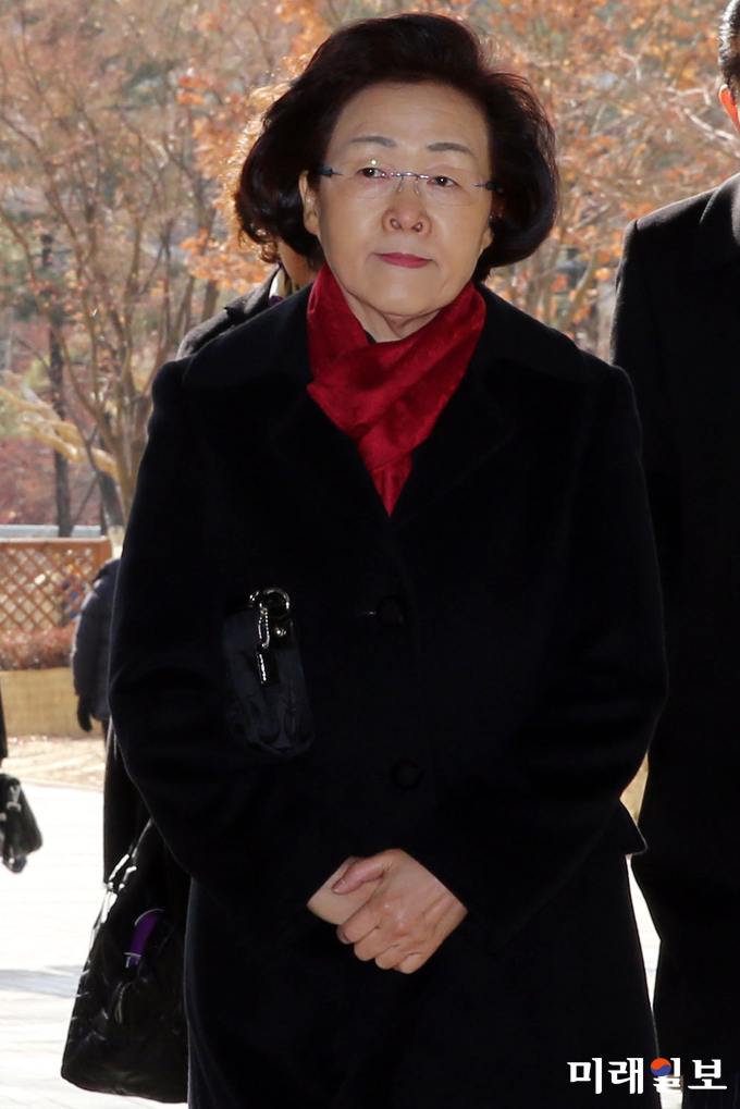 문재인 대통령에 대한 허위사실을 유포한 혐의로 기소된 신연희 강남구청장이 19일 오전 서울 서초구 서울중앙지법에서 열린 속행 공판에 출석하고 있다./사진=장건섭 기자