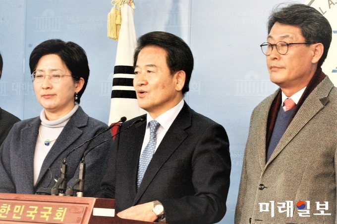 정동영 국민의당 의원(가운데)이 지난 18일 국회 정론관에서 열린 국민의당지키기운동본부 기자회견에서 발언하고 있다. /사진=김정현 기자