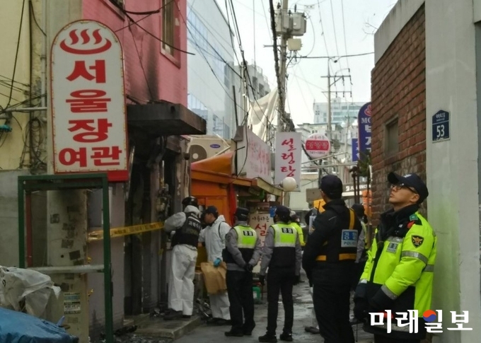 20일 오후 서울 종로5가 여관 방화현장에서 경찰 과학수사대 대원들이 화재감식을 벌이고 있다./사진=장건섭 기자