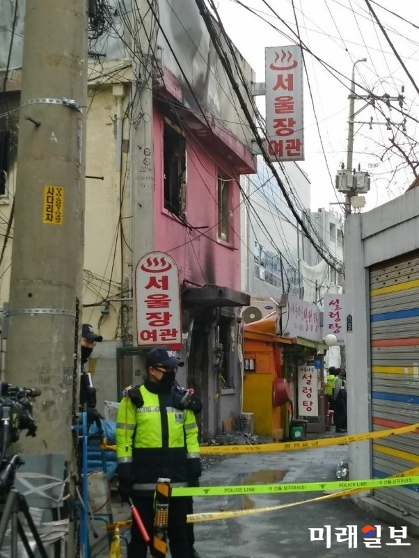20일 오후 서울 종로5가 서울장 여관 방화현장에서 경찰이 일반인의 출입을 제한하고 있다,/사진=장건섭 기자