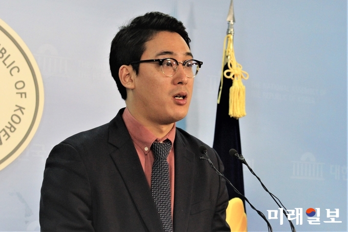 이태우 국민의당 최고위원 겸 전국청년위원장은 22일 오전 서울 여의도 국회 정론관에서 전국청년위원회 성명서를 발표하고 있다./사진=김정현 기자