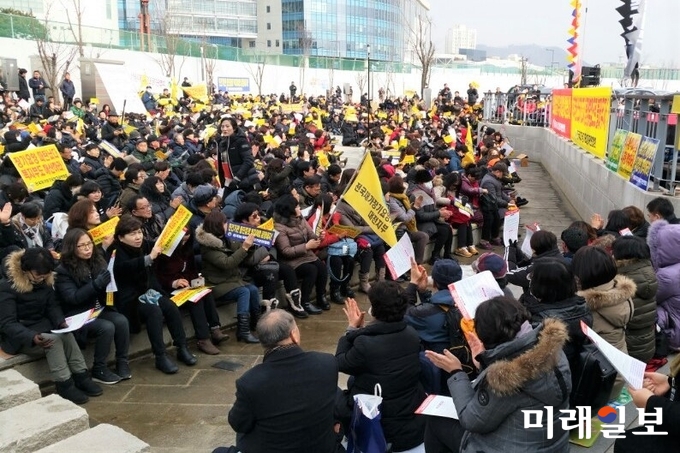 민간장기요양기관총연합회가 주최하고 전국재가장기요양기관연합회(전재연)가 주관한 재무회계기준과 직접인건비 비율 강제고시에 대한 노인장기요양법의 폐지를 주장하는 대규모 궐기대회가 22일 세종시 보건복지부 청사 인근 분수대 앞에서 열리고 있다./사진=언론인연대 추광규 기자