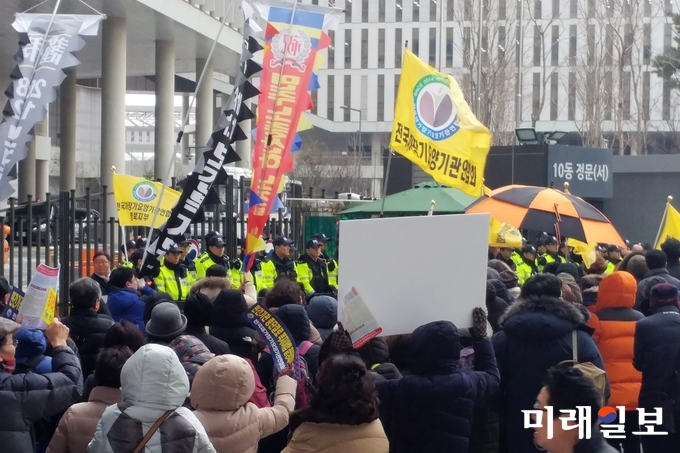 민간장기요양기관총연합회가 주최하고 전국재가장기요양기관연합회(전재연)가 주관한 재무회계기준과 직접인건비 비율 강제고시에 대한 노인장기요양법의 폐지를 주장하는 대규모 궐기대회가 22일 세종시 보건복지부 청사 인근 분수대 앞에서 열리고 있다./사진=언론인연대 추광규 기자