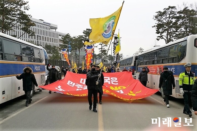 민간장기요양기관총연합회가 주최하고 전국재가장기요양기관연합회(전재연)가 주관한 재무회계기준과 직접인건비 비율 강제고시에 대한 노인장기요양법의 폐지를 주장하는 대규모 궐기대회가 22일 세종시 보건복지부 청사 인근 분수대 앞에서 열린 가운데 집회가 끝난 후 재가센터장들이 보건복지부를 향해 행진을 하고 있다./사진=언론인연대 추광규 기자