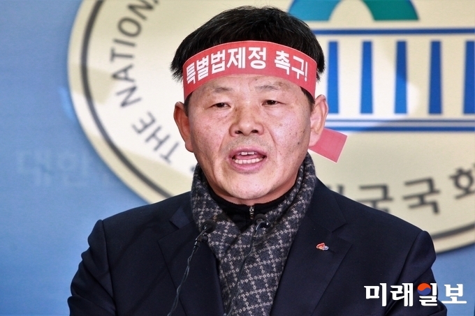 문정진 축산관련단체협의회 회장이 지난 15일 오전 서울 여의도 국회 정론관에서 무허가 축사 적법화 기한 연장과 관련 특별법 제정을 촉구하는 기자회견에서 발언하고 있다./사진=장건섭 기자