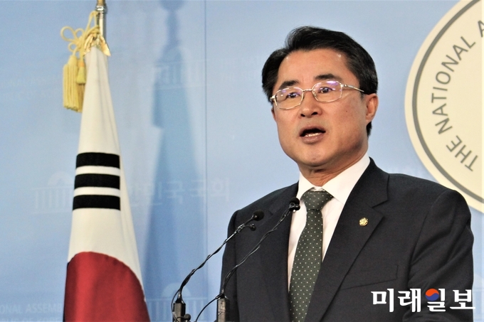 최경환 개혁신당창당추진위원회 대변인이 24일 오후 서울 여의도 국회 정론관에서 기자회견을 통해 "개혁신당 당명을 민주평화당으로 정했다“고 발표하고 있다./사진=김정현 기자