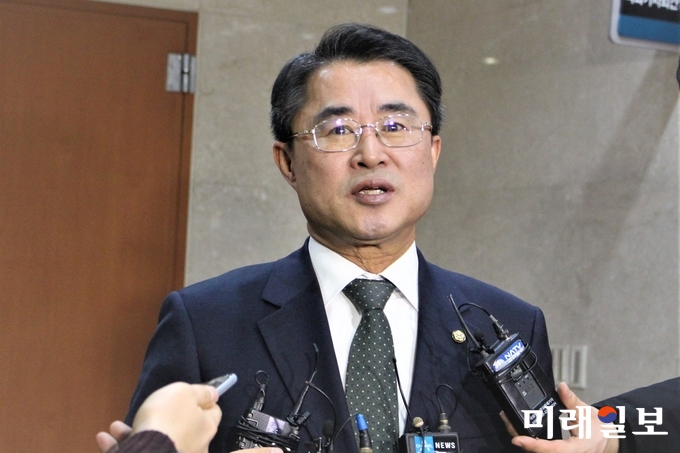 최경환 개혁신당창당추진위원회 대변인이 24일 오후 서울 여의도 국회 정론관에서 신당 당명을 발표하는 기자회견 후 기자들의 질의에 답하고 있다./사진=김정현 기자