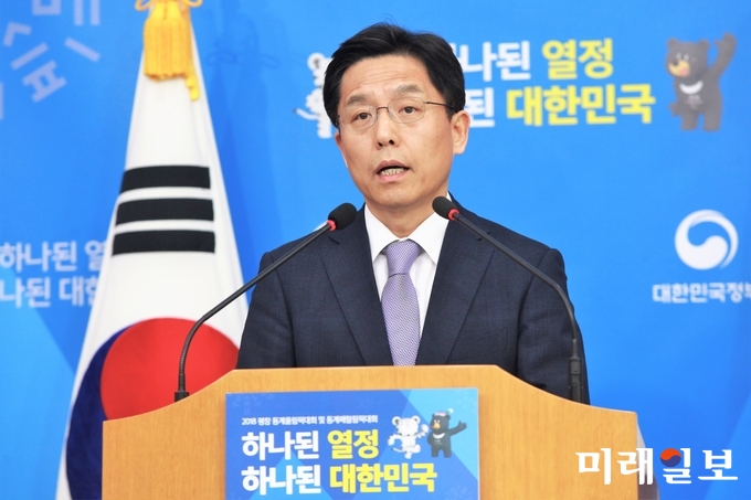 노규덕 외교부 대변인이 25일 오후 서울 종로구 외교부청사에서 브리핑을 열고 일본 정부가 도쿄에 독도 영유권을 주장하는 독도 상설 전시관을 설치한데 대해 "정부는 우리 고유의 영토인 독도에 대한 부당한 주장을 위해 일본 정부가 동경도 내에 영 토주권전시관을 25일 설치한 데 대해 강력히 항의하며, 이의 즉각적인 폐쇄 조치를 엄중히 요구한다"는 성명을 발표하고 있다./사진=장건섭 기자