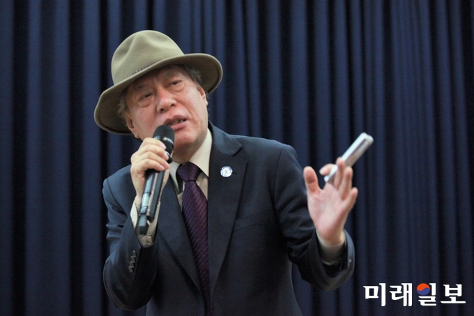 지난 24일 오후 서울 국회의원회관 제1회의실에서 개최된 '손에 잡히는 통일론'을 주제로 한 국회 강연에서 영토학자 장계황 박사가 강연을 하고 있다. 장 박사는 이날 강연에서 "남북이 정치로는 분단되었으나 경제로 통일을 이루자"고 역설했다./사진=장건섭 기자