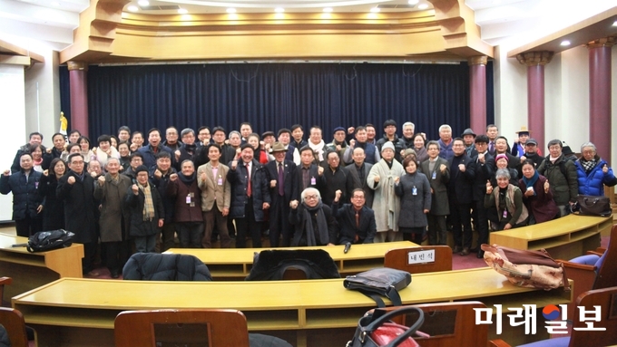 지난 24일 오후 서울 국회의원회관 제1회의실에서 개최된 영토학자 장계황 박사의 '손에 잡히는 통일론'의 국회 강연을 마친 후 참가자들이 기념촬영을 하고 있다./사진=장건섭 기자