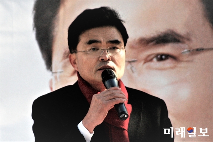 최기봉 전 경남도지사 비서실장이 26일 거창읍 대동로터리 시장 입구에서 기자회견을 열고 거창군수 선거 출마를 선언하고 있다./사진=김정현 기자