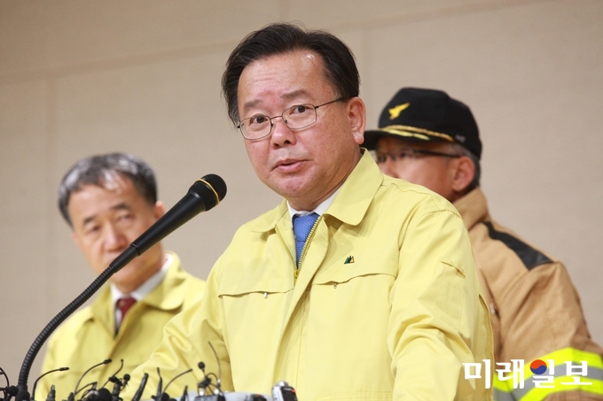 김부겸 행정안전부 장관이 26일 오후 경남 밀양시청 2층 대강당에서 연 정부 합동 브리핑에서 정부 차원의 수습대책 발표하고 있다. 이날 오전 7시 32분께 밀양시 가곡동 세종병원에서 불이나 현재까지 37명의 사망자를 포함해 총 180명의 사상자를 냈다./사진=장건섭 기자/사진=장건섭 기자