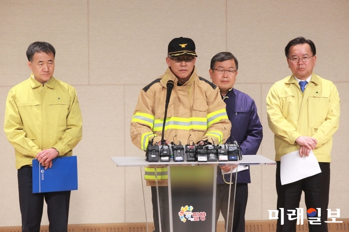 최만우 밀양소방서장이 26일 오후 26일 오후 경남 밀양 세종병원 화재 사고와 관련 경남 밀양시청에서 열린 행정안전부, 보건복지부 합동 브리핑에서 취재진의 질문에 답하고 있다. 이날 오전 7시 32분께 밀양시 가곡동 세종병원에서 불이나 현재까지 37명의 사망자를 포함해 총 180명의 사상자를 냈다./사진=장건섭 기자