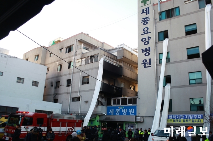 26일 오전 7시 32분께 대형 화재가 발생한 경남 밀양시 가곡동 세종병원 응급실 입구가 불에 타거나 검게 그을려 있다. 내부에서 창문을 통해 비상탈출할 때 사용한 구조대가 걸쳐 있다./사진=장건섭 기자