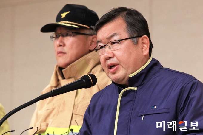 박일호 밀양시장이 26일 오후 경남 밀양 세종병원 화재 사고와 관련 경남 밀양시청에서 열린 행정안전부, 보건복지부 합동 브리핑에서 분향소 설치 및 향후 지원 대책에 대해 발표하고 있다. 이날 오전 7시 32분께 밀양시 가곡동 세종병원에서 불이나 현재까지 37명의 사망자를 포함해 총 180명의 사상자를 냈다./사진=장건섭 기자/사진=장건섭 기자