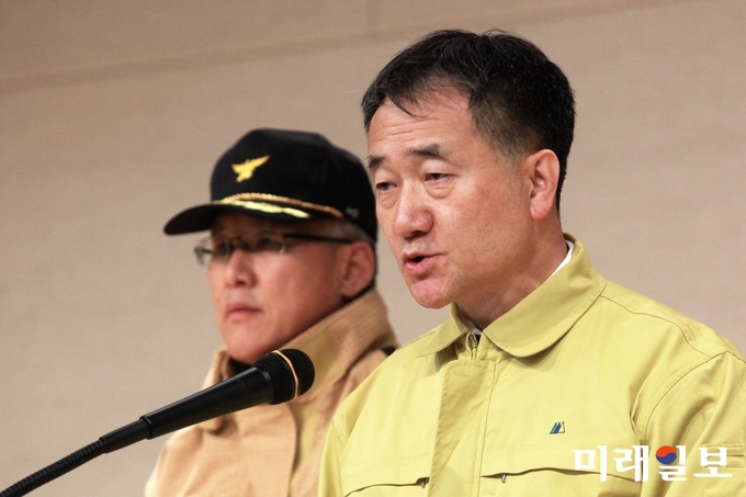 박능후 보건복지부 장관이 26일 오후 경남 밀양 세종병원 화재 사고와 관련 경남 밀양시청에서 열린 행정안전부, 보건복지부 합동 브리핑에서 향후 정부지원 대책에 대해 발표하고 있다. 이날 오전 7시 30분께 밀양시 가곡동 세종병원에서 불이나 현재까지 37명의 사망자를 포함해 총 180명의 사상자를 냈다./사진=장건섭 기자/사진=장건섭 기자