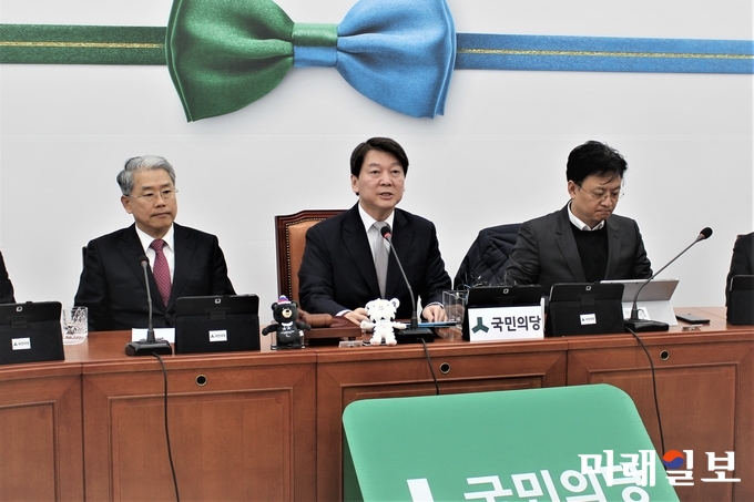 국민의당 안철수 대표가 31일 오전 서울 여의도 국회에서 열린 최고위원회의에서 모두 발언을 통해 “신당이 창당되는 2월13일에 통합을 완성시키고 대표직에서 물러나겠다”고 말하고 있다./사진=김정현 기자