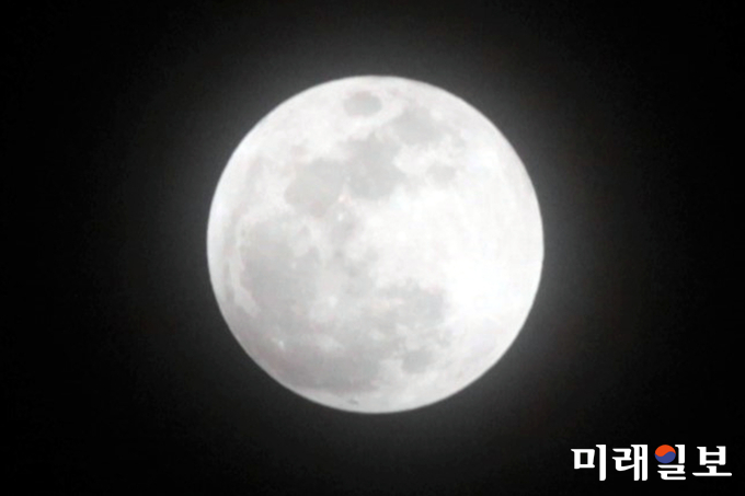 슈퍼문과 블루문, 블러드문을 한번에 볼 수 있는 31일 밤 서울 여의도 국회의사당 하늘 위로 슈퍼문이 발게 떠 있다. 이번 개기월식은 달이 지구와 가까이 접근해 평소보다 크게 보이는 '슈퍼문'과 한 달에 두 번 뜨는 보름달 중 두 번째인 '블루문', 그리고 개기월식으로 달이 붉게 변하는 '블러드문' 등 세 가지 현상이 한꺼번에 나타날 것으로 예상된다./사진=장건섭 기자