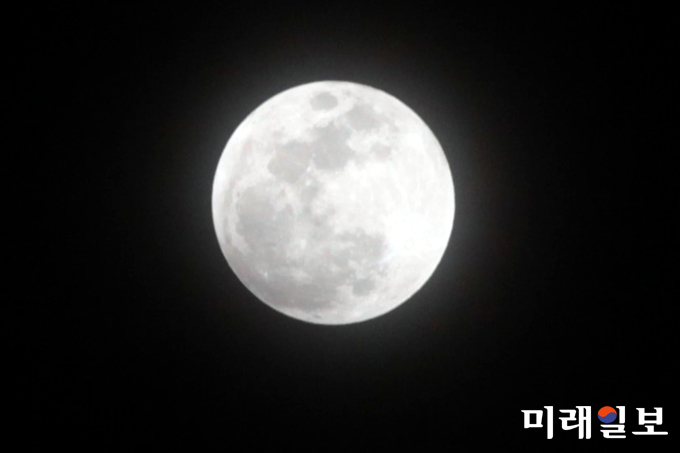 슈퍼문과 블루문, 블러드문을 한번에 볼 수 있는 31일 밤 서울 여의도 국회의사당 하늘 위로 슈퍼문이 발게 떠 있다. 이번 개기월식은 달이 지구와 가까이 접근해 평소보다 크게 보이는 '슈퍼문'과 한 달에 두 번 뜨는 보름달 중 두 번째인 '블루문', 그리고 개기월식으로 달이 붉게 변하는 '블러드문' 등 세 가지 현상이 한꺼번에 나타날 것으로 예상된다./사진=장건섭 기자