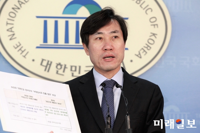 하태경 바른정당 최고위원이 2일 서울 여의도 국회 정론관에서 '부정입사자 무관용 퇴출법' 발의에 대한 설명을 하고 있다. 하 의원이 발의한 이 법안은 민관을 막론하고 구인자가 온갖 부정한 방법으로 구직한 이의 채용을 무관용 원칙하에 취소할 수 있는 내용을 담고 있다./사진=장건섭 기자